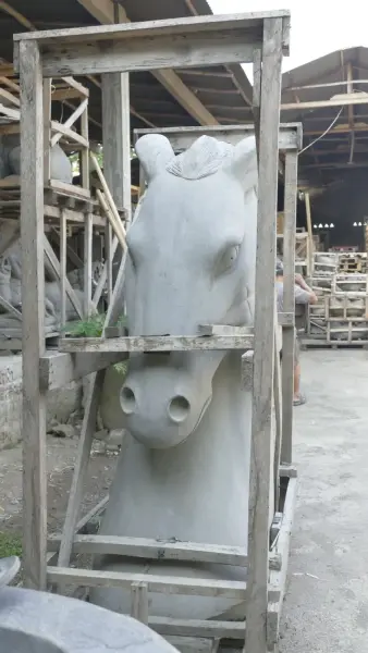 Product image 7 of the product “Head of a Horse made from Riverstone, looking down. 195cm Height. ”